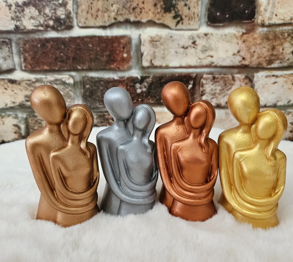 Objímající pár milenců  zlatý -  jedno tělo jedna duše  12 cm - sádra