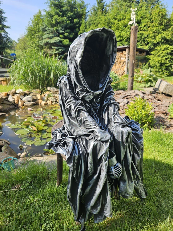 DUCH  SEDÍCÍ- POUSTEVNÍK - stříbrná patina - Halloween - zahradní socha  - Powertex