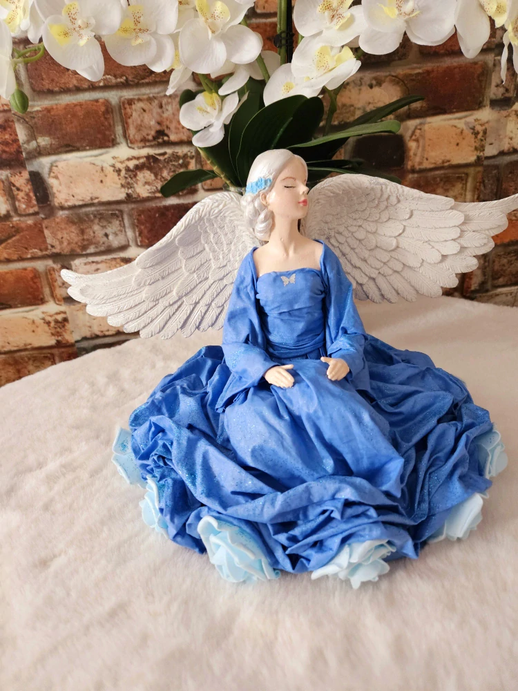 Sedící Andělka Azura v modré barvě s LED světlem růže cca 23 cm - Powertex