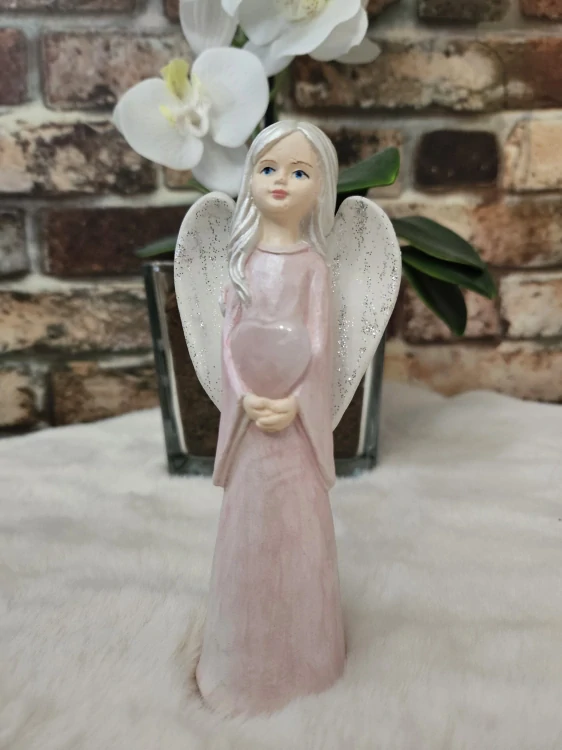 Andělka s růženínovým srdcem – ručně malovaná soška pro lásku a něhu  15,5 cm - sádra
