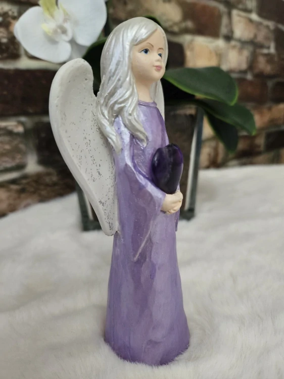 Andělka s ametystovým srdcem – ručně malovaná soška pro klid a duchovní ochranu 15,5 cm - sádra