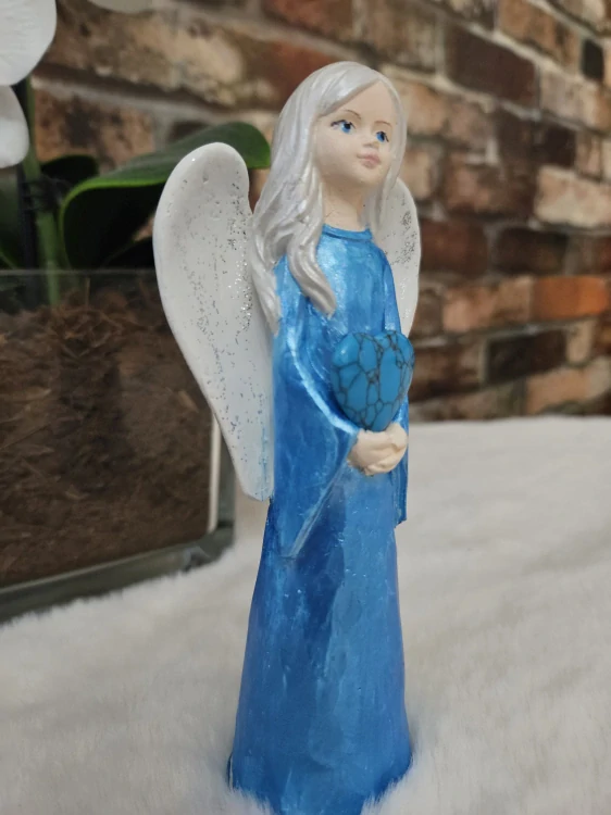 Andělka s tyrkenitovým srdcem – ručně malovaná soška pro klid a ochranu  15,5 cm - sádra