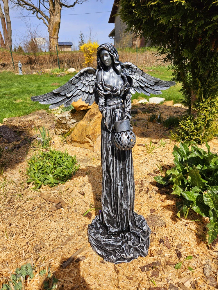 Andělka 77 cm ve stříbrné barvě se solární lucernou - zahradní socha - Powertex