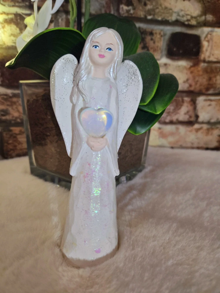 Andělka s opalitovým srdcem – ručně malovaná soška pro klid, intuici a jemné plynutí  15,5 cm - sádra