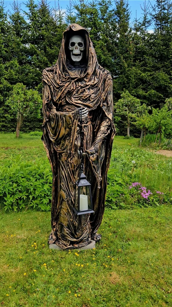DUCH -Strážce stínů –zahradní socha kostlivce s lucernou, 180 cm (ruční práce, powertex)