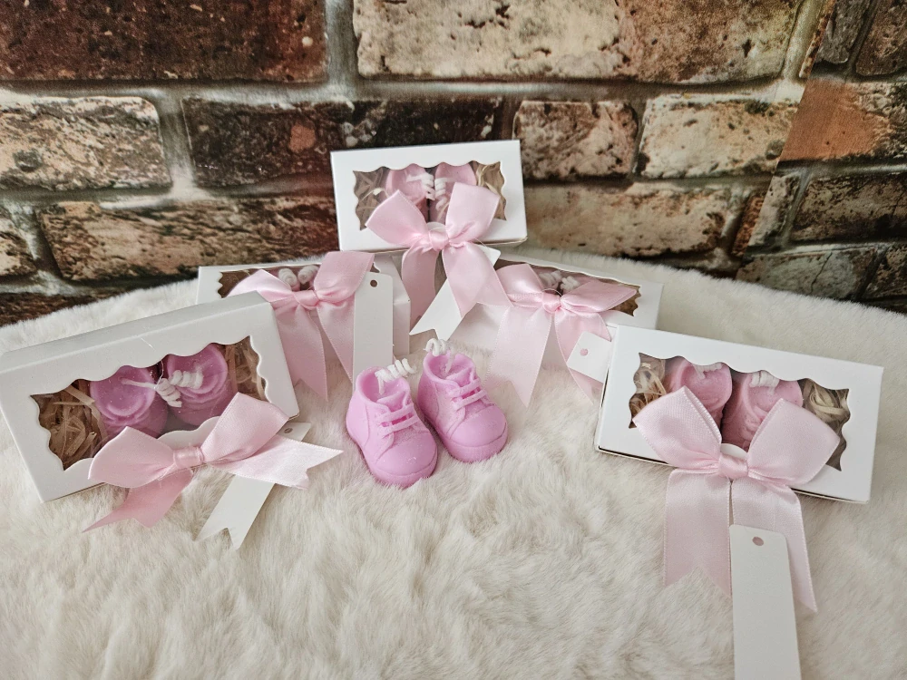  Dekorační svíčka – dětské botičky růžové