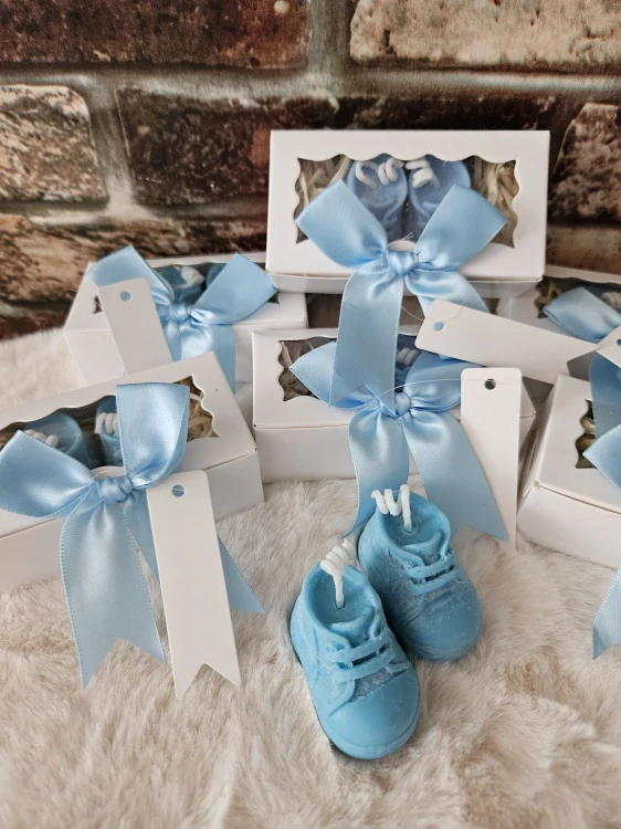 Dekorační svíčka – dětské botičky modré