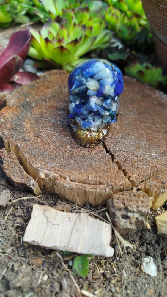Orgonitová lebka s lapis lazuli – moudrost, pravda a duchovní vhled