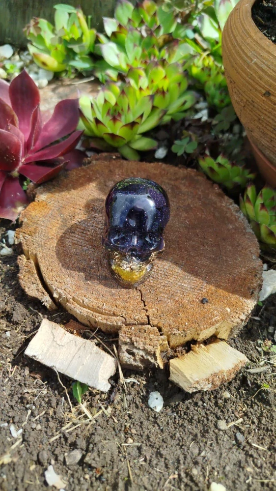 Orgonitová lebka s modrým avanturínem – klidná mysl, odvaha a vnitřní svoboda