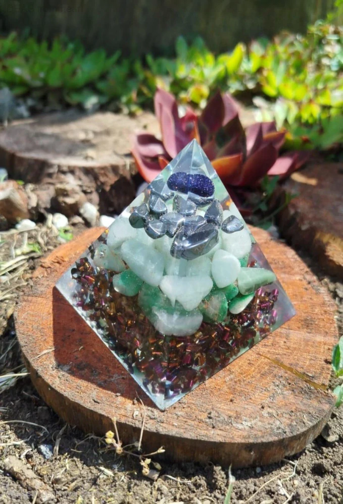  Orgonitová pyramida „Strážce proudů“ - 8 x 7 x 7 cm - Modrý Avanturín ,Šungit , Akvamarin , Avanturín zelený 
