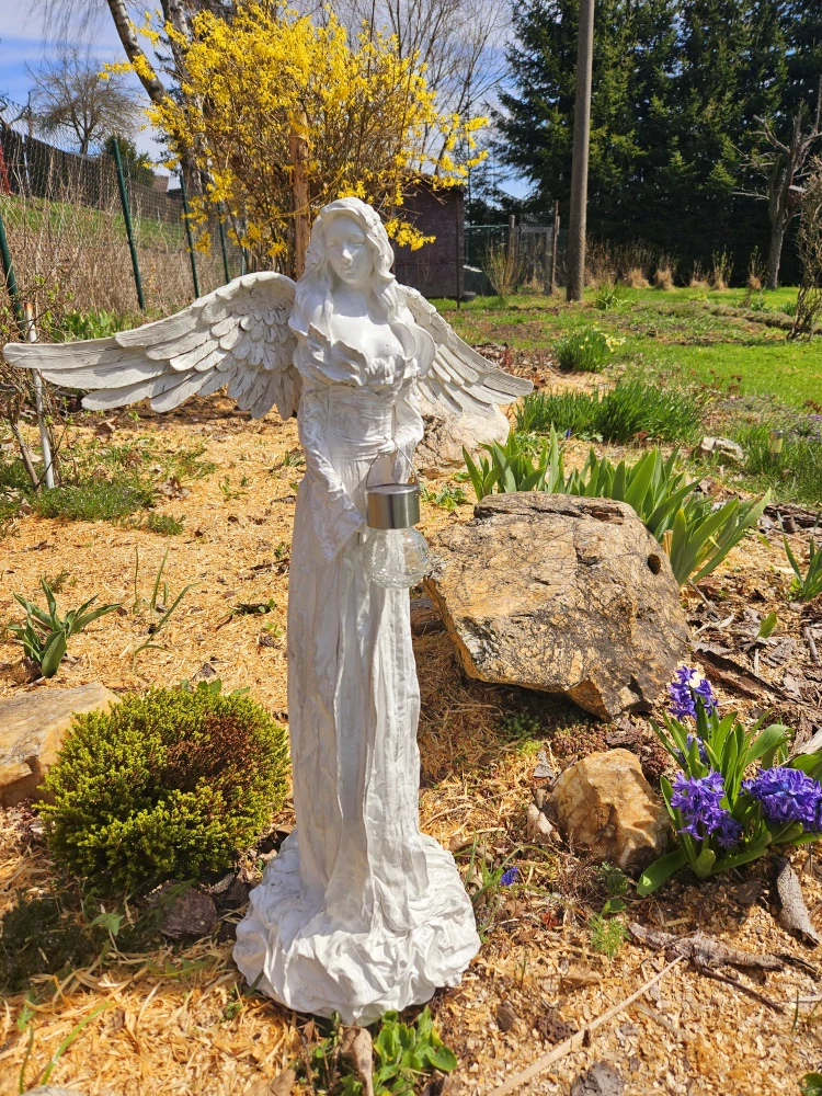 Andělka 77 cm v bílé "zašlé " barvě se solární lucernou - zahradní socha - Powertex