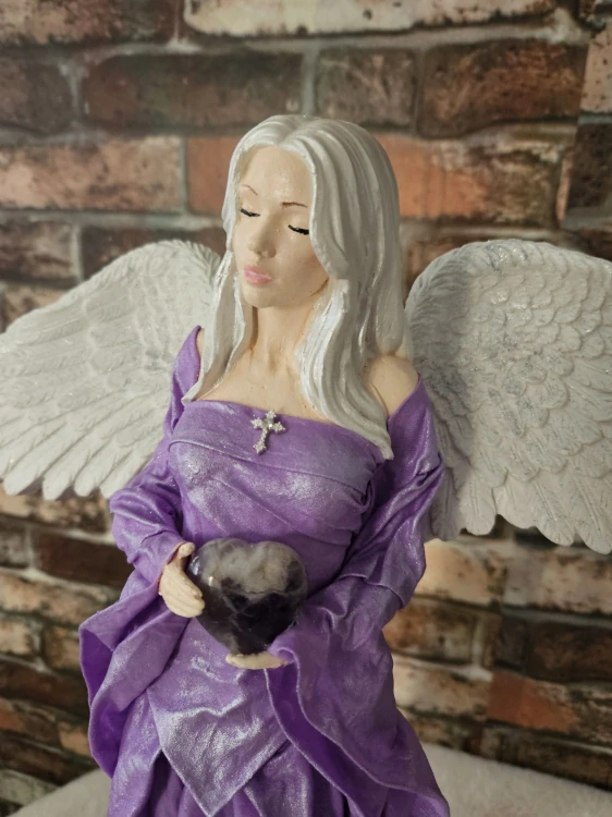 Andělka Viktorie s minerálem ametyst – 50 cm (křídla 41 cm) – Powertex