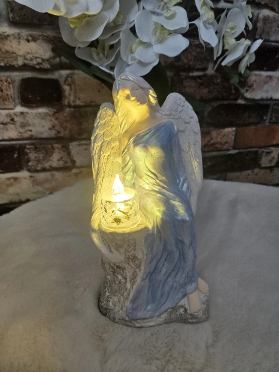 Andělka sedící na kameni v modré barvě s LED čajovou svíčkou 24 cm - sádra