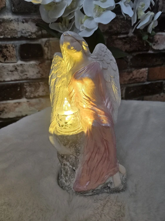 Andělka sedící na kameni s LED čajovou svíčkou v růžové barvě  24 cm - sádra