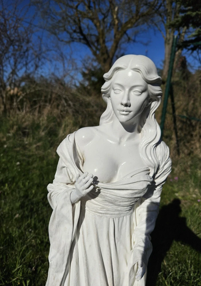 Něžná – socha ženy 80 cm (Powertex, zahradní dekorace)