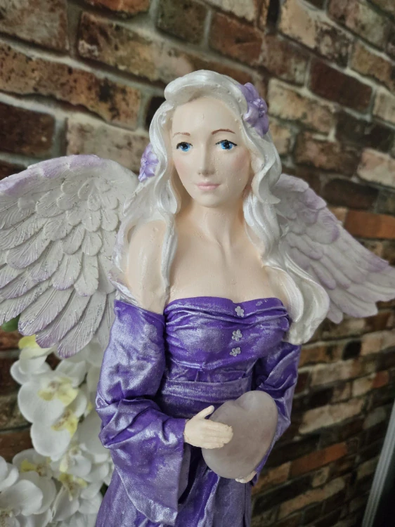 Andělka Valeria 77 cm ve fialové barvě s přírodním minerálem RŮŽENÍN - Powertex