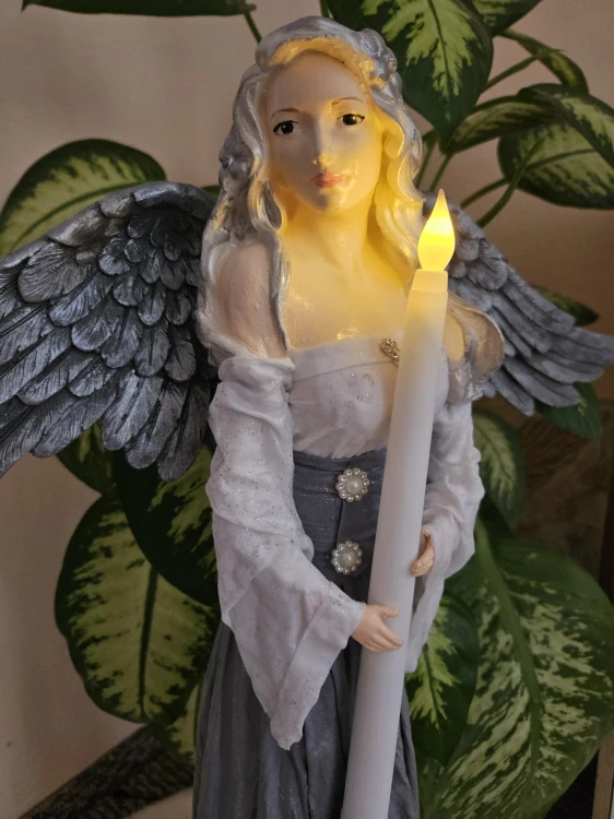 Andělka Lumina 77 cm  s LED svíčkou se stříbrnou patinou - Powertex