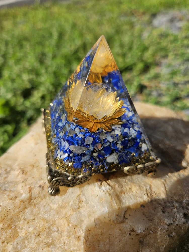 Orgonitová pyramida Moudrost a intuice – lapis lazuli & křišťál - 5x5 cm