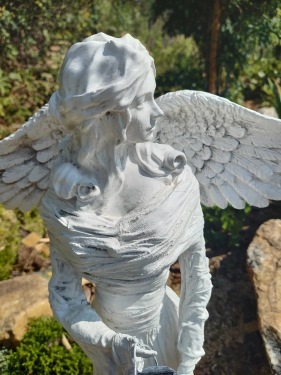 Andělka 72 cm v bílé "zašlé " barvě se solární lucernou - zahradní socha - Powertex