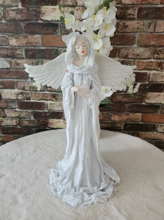Andělka Eliora stojící v bílé barvě s přírodním minerálem RŮŽENÍN  cca 50 cm - Powertex