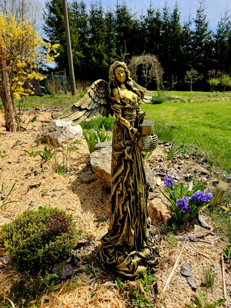 Andělka 77 cm ve zlaté barvě se solární lucernou - zahradní socha - Powertex