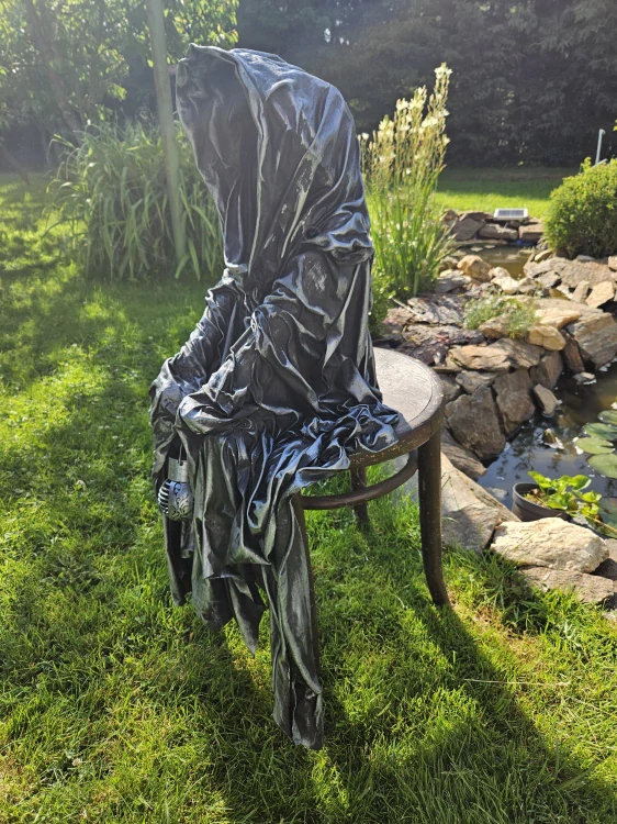 DUCH  SEDÍCÍ- POUSTEVNÍK - stříbrná patina - Halloween - zahradní socha  - Powertex