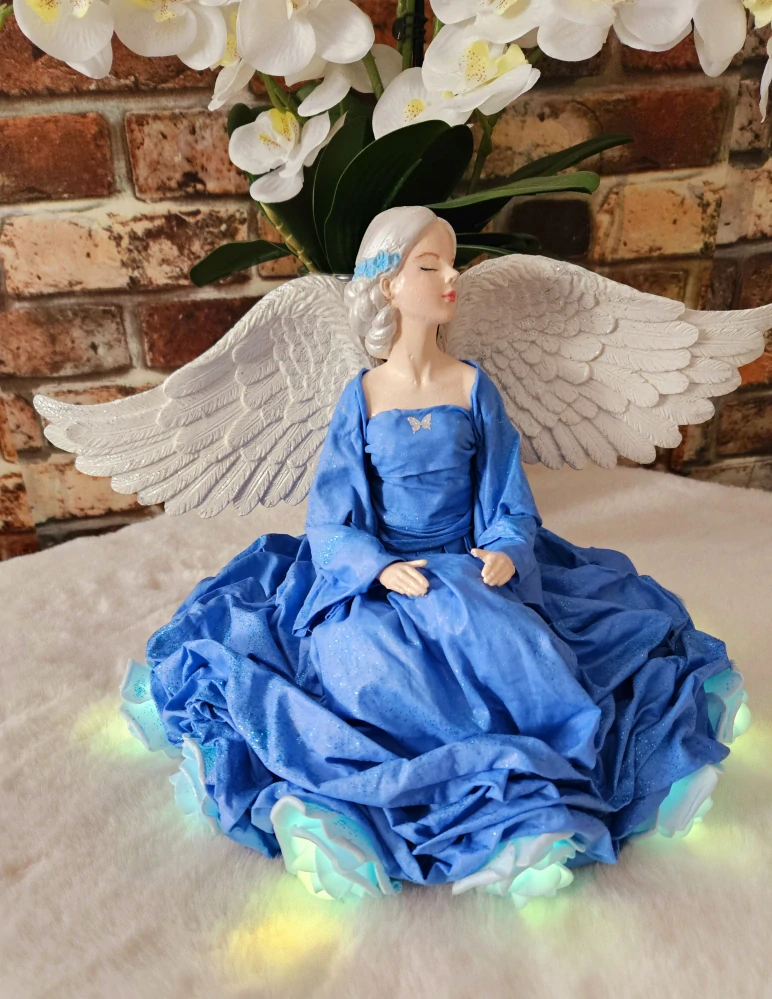 Sedící Andělka Azura v modré barvě s LED světlem růže cca 23 cm - Powertex