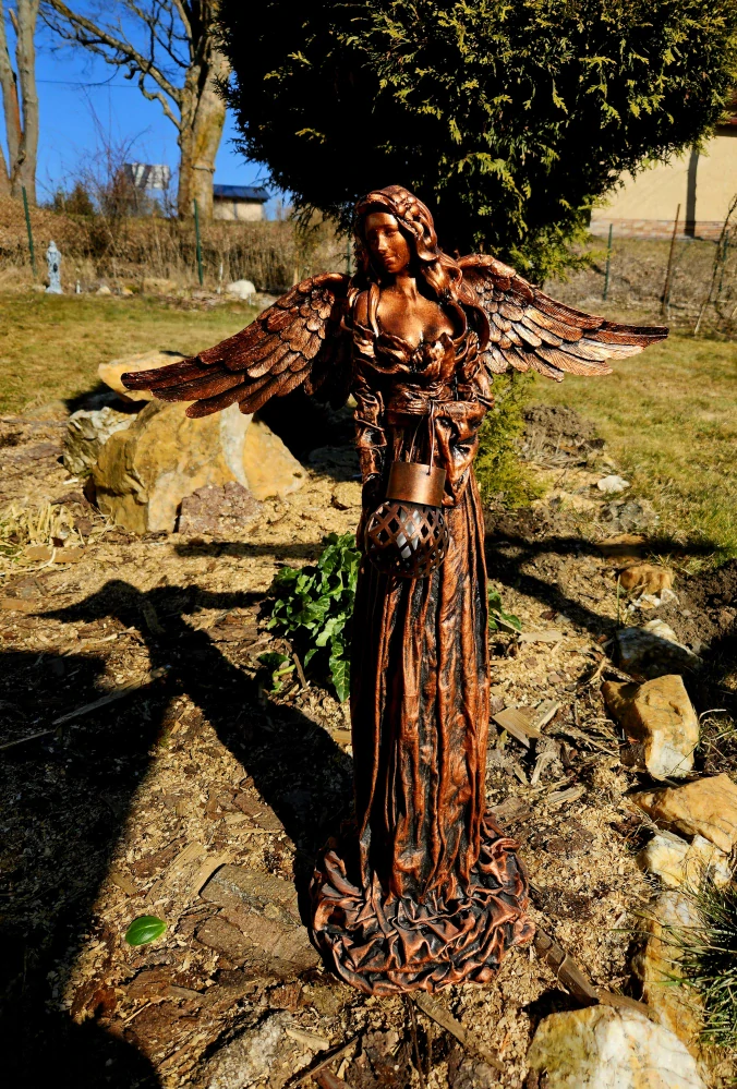 Andělka  77 cm v měděné barvě se solární lucernou - zahradní socha - Powertex