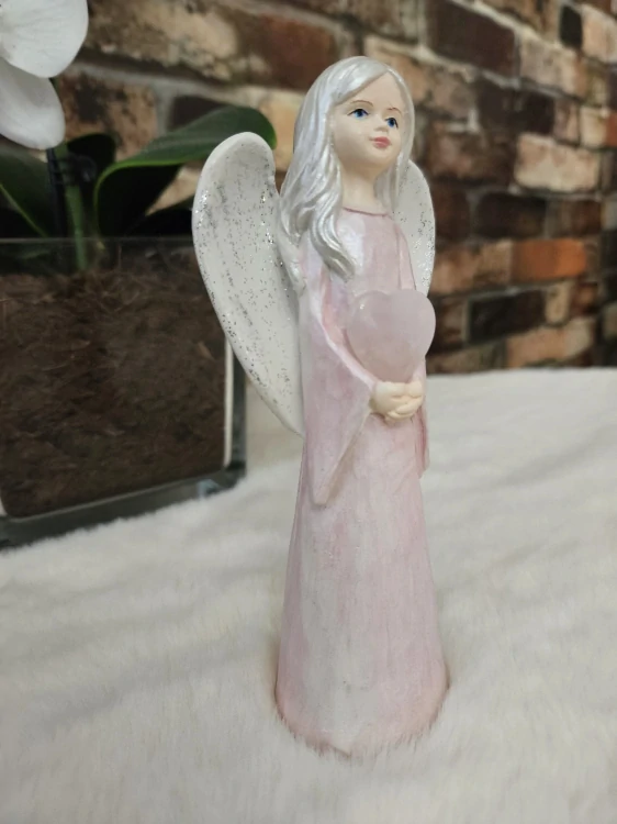 Andělka s růženínovým srdcem – ručně malovaná soška pro lásku a něhu  15,5 cm - sádra