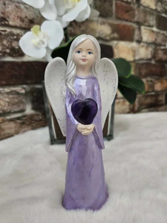Andělka s ametystovým srdcem – ručně malovaná soška pro klid a duchovní ochranu 15,5 cm - sádra