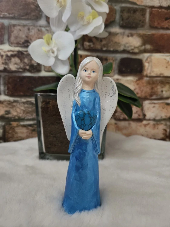 Andělka s tyrkenitovým srdcem – ručně malovaná soška pro klid a ochranu  15,5 cm - sádra