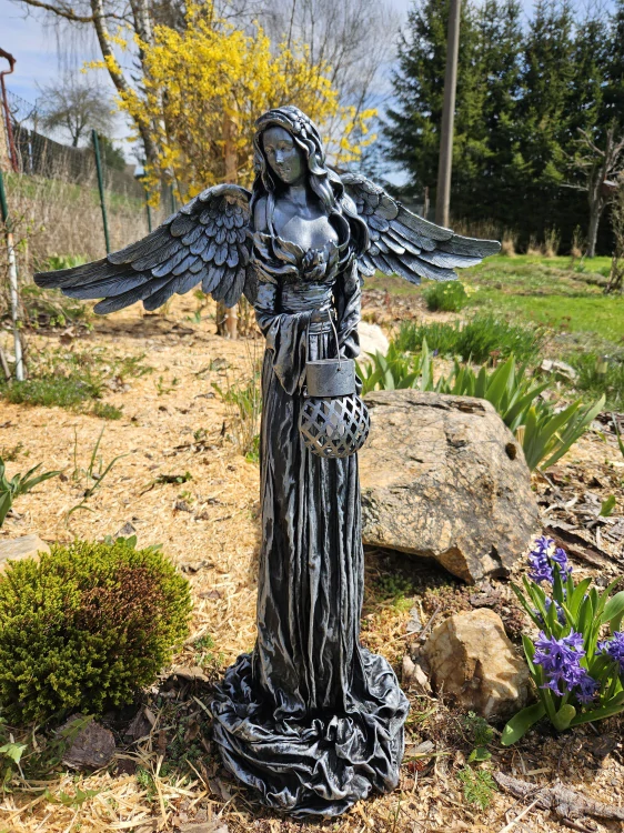 Andělka 77 cm ve stříbrné barvě se solární lucernou - zahradní socha - Powertex