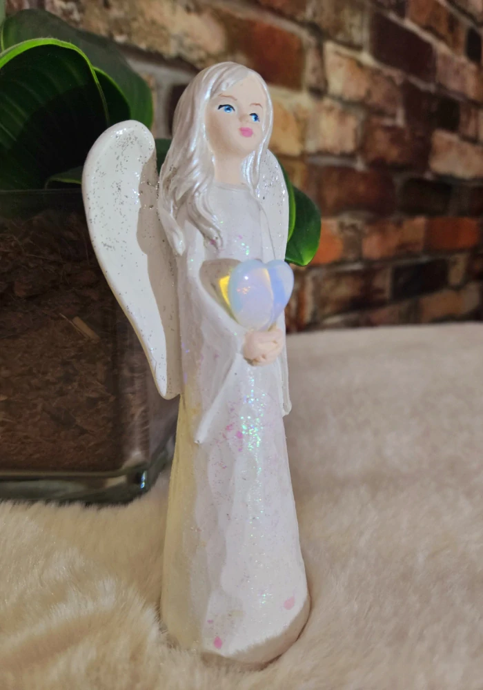 Andělka s opalitovým srdcem – ručně malovaná soška pro klid, intuici a jemné plynutí  15,5 cm - sádra