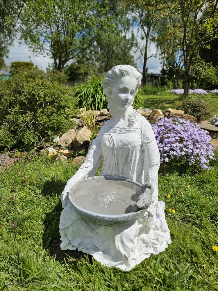 Zahradní socha s pítkem pro ptáky – romantická dáma cca 60 cm  - Powertex