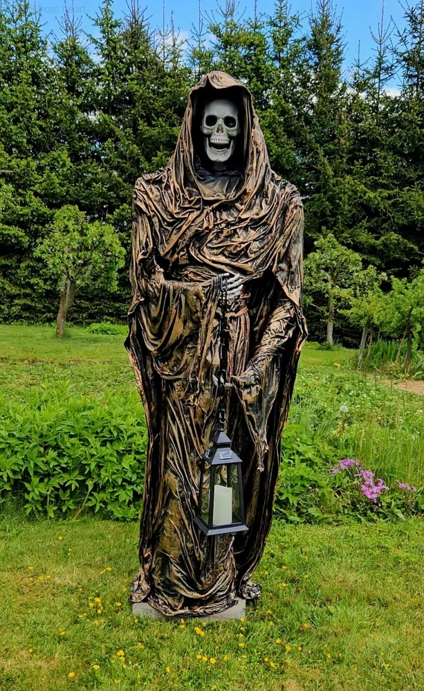 DUCH -Strážce stínů –zahradní socha kostlivce s lucernou, 180 cm (ruční práce, powertex)