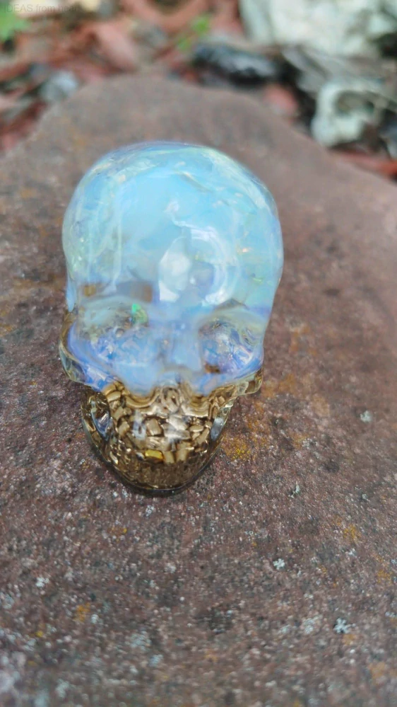 Orgonitová lebka s opalitem – světlo, intuice a jemnost v jednom