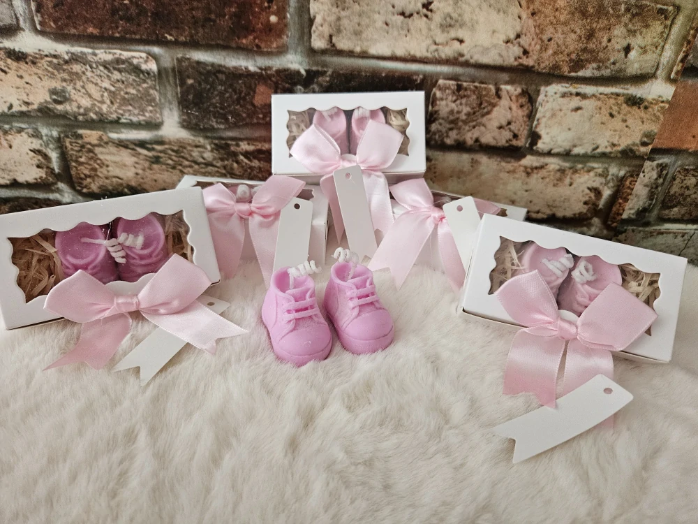  Dekorační svíčka – dětské botičky růžové