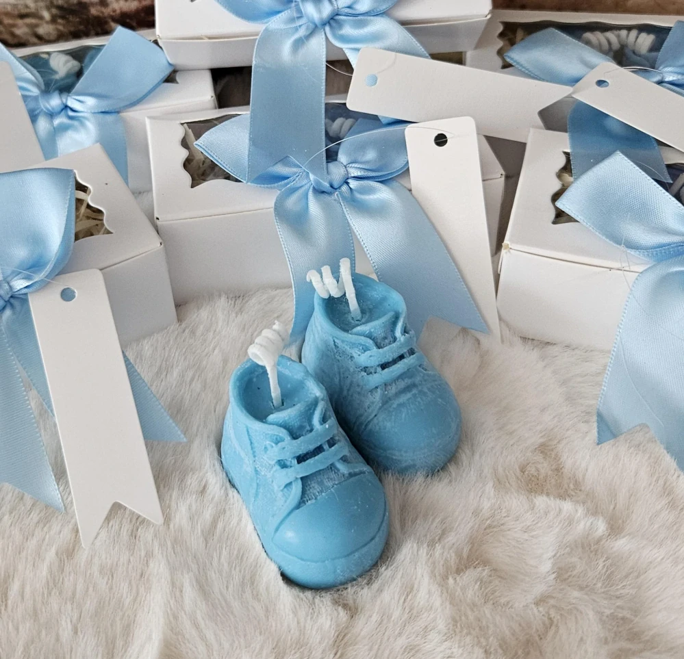 Dekorační svíčka – dětské botičky modré