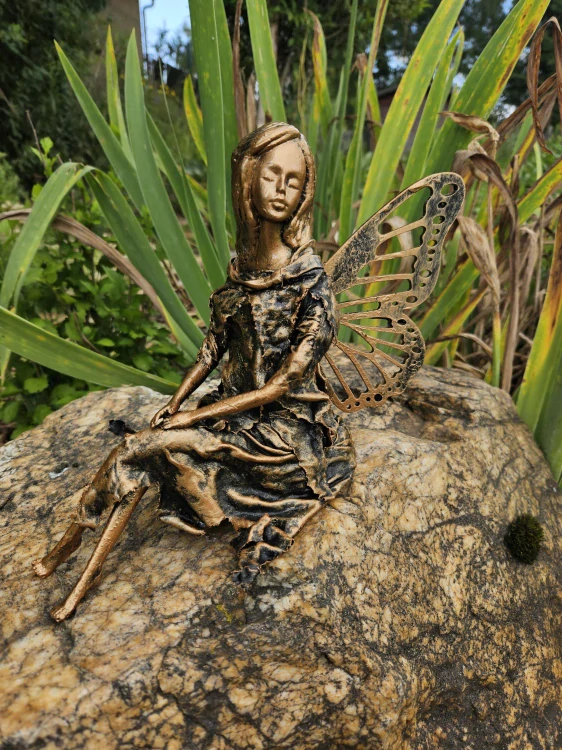 Zahradní víla s motýlími křídly – bronzová patina - Powertex