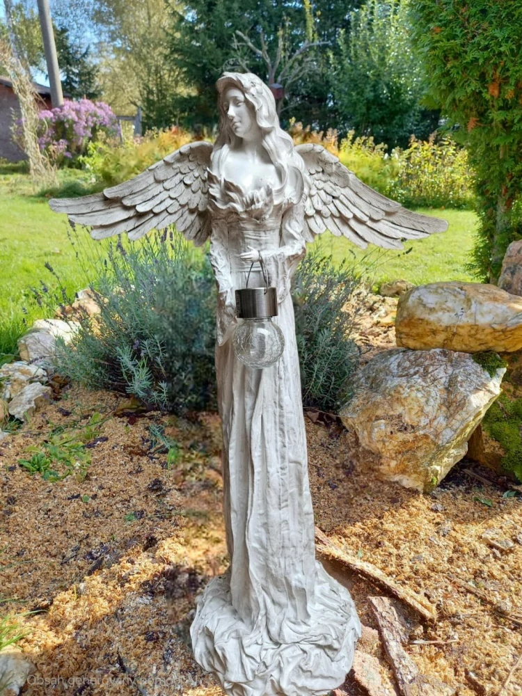 Andělka 77 cm v bílé "zašlé " barvě se solární lucernou - zahradní socha - Powertex
