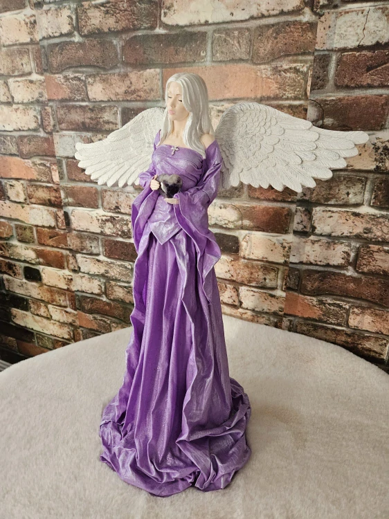 Andělka Viktorie s minerálem ametyst – 50 cm (křídla 41 cm) – Powertex