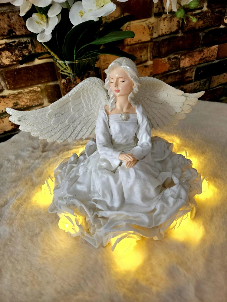 Sedící Andělka Clariel v bílé barvě s LED světlem růže cca 25 cm - Powertex