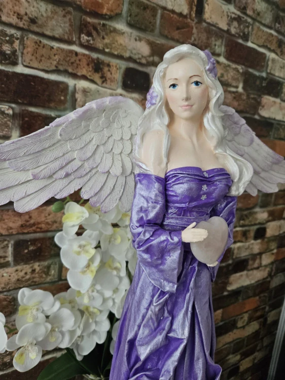 Andělka Valeria 77 cm ve fialové barvě s přírodním minerálem RŮŽENÍN - Powertex