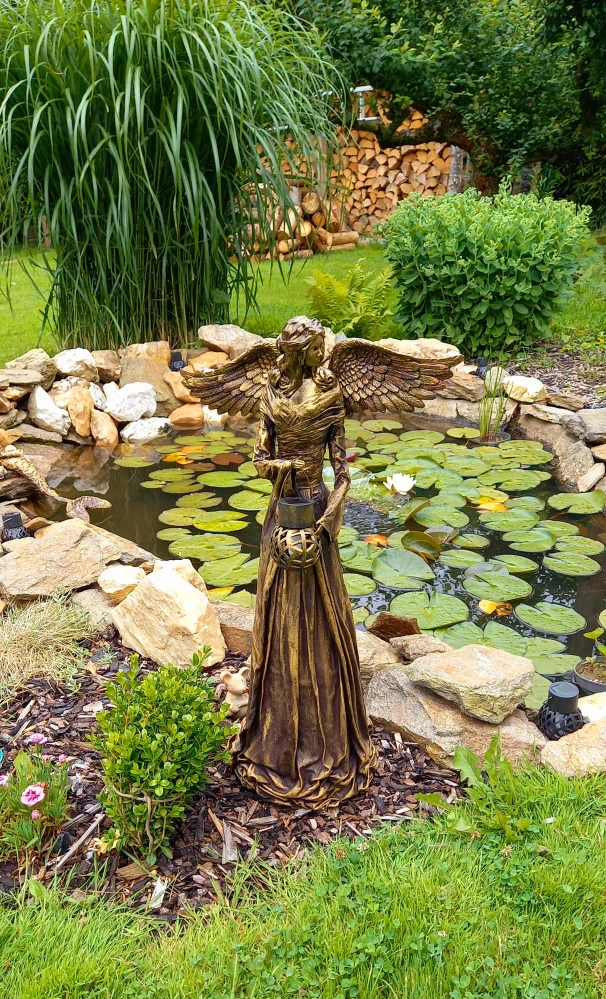 Andělka  72 cm ve zlaté barvě se solární lucernou - zahradní socha  - Powertex