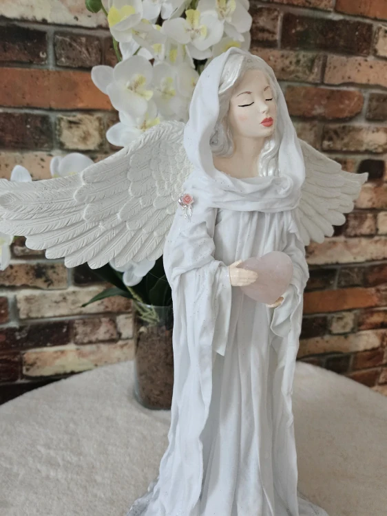 Andělka Eliora stojící v bílé barvě s přírodním minerálem RŮŽENÍN  cca 50 cm - Powertex