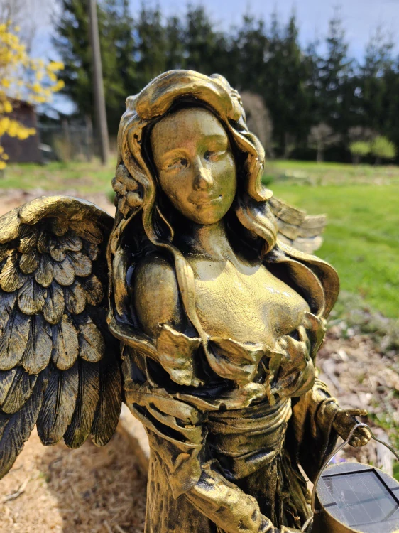 Andělka 77 cm ve zlaté barvě se solární lucernou - zahradní socha - Powertex