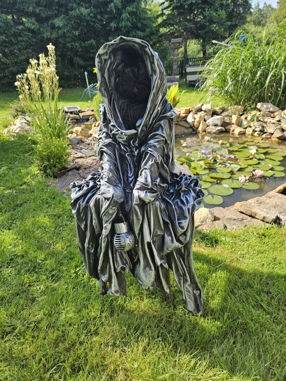 DUCH  SEDÍCÍ- POUSTEVNÍK - stříbrná patina - Halloween - zahradní socha  - Powertex