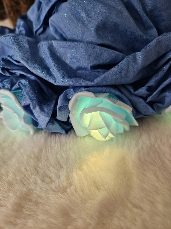 Sedící Andělka Azura v modré barvě s LED světlem růže cca 23 cm - Powertex