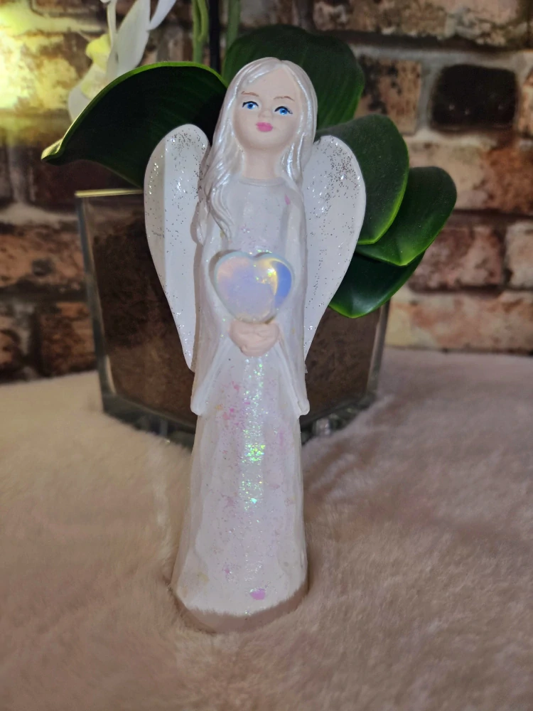 Andělka s opalitovým srdcem – ručně malovaná soška pro klid, intuici a jemné plynutí  15,5 cm - sádra
