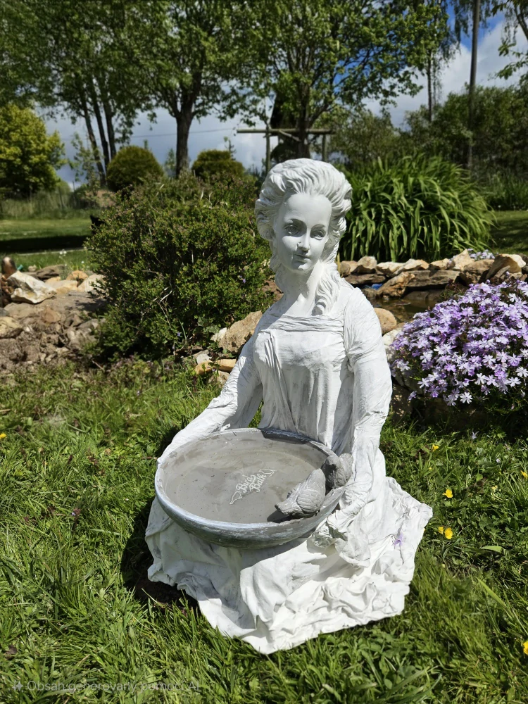 Zahradní socha s pítkem pro ptáky – romantická dáma cca 60 cm  - Powertex